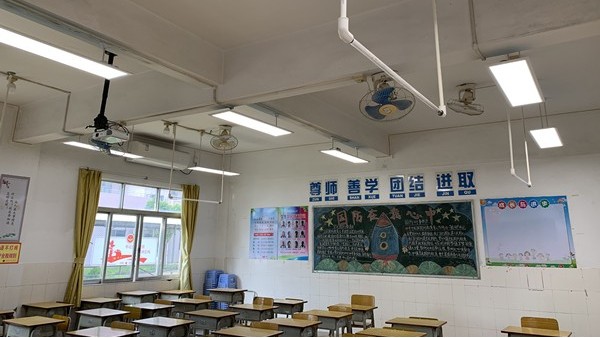 教室燈變?nèi)岷土?，學(xué)生的眼睛<i style='color:red'>舒服</i>了！教室照明改造有效預(yù)防近視