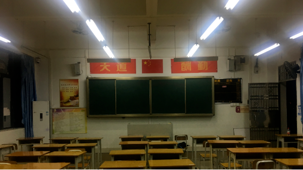 如何通過LED教室護(hù)眼燈具？做好青少年的近視防控