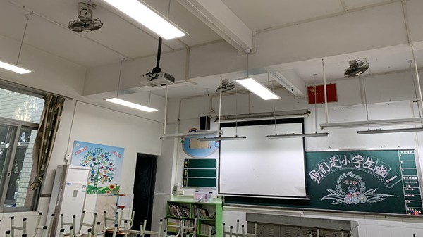 <i style='color:red'>看不清</i>黑板？教室照明的反光、眩光問(wèn)題應(yīng)該怎么處理？